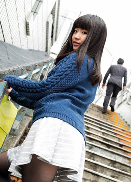 Cute asia murid Yuuna Himekawa melompat